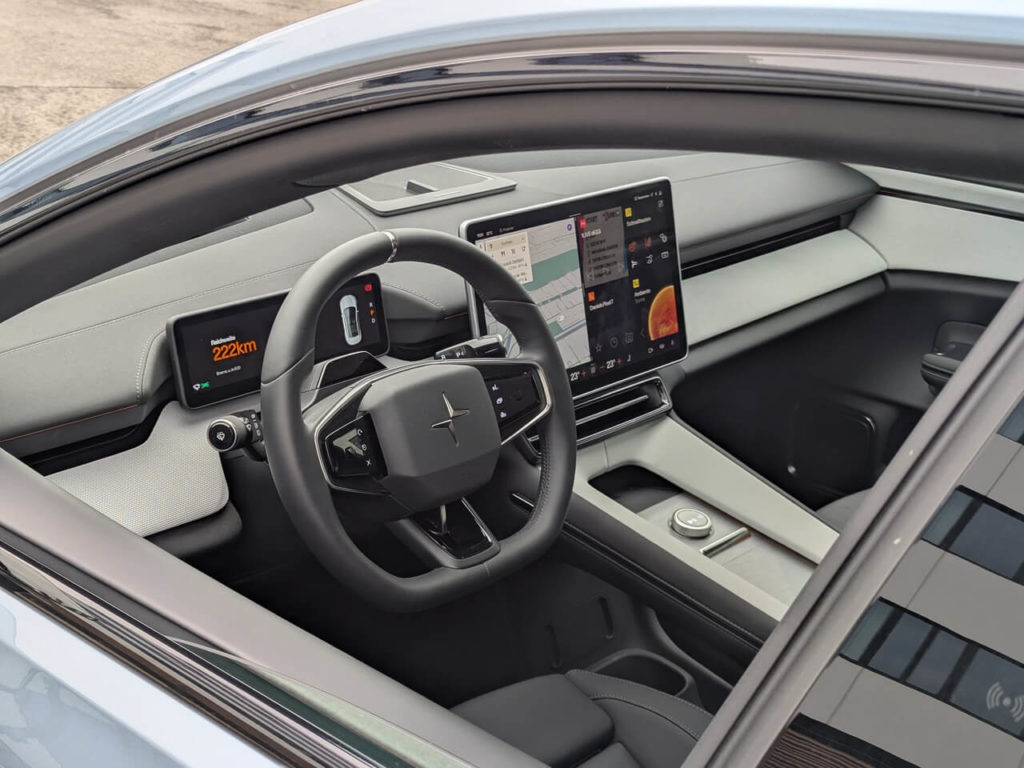 Fahrzeuginnenraum im Polestar 4: Aufgeräumtes und gut verarbeitetes Interieur. Das Multifunktionslenkrad verfügt über eine 12-Uhr-Markierung aus Metall.