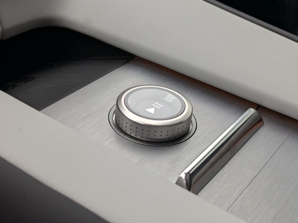 In der Mittelkonsole gibt es einen großen Drehregler für die Medien-Steuerung (Play/Pause, Lautstärke).