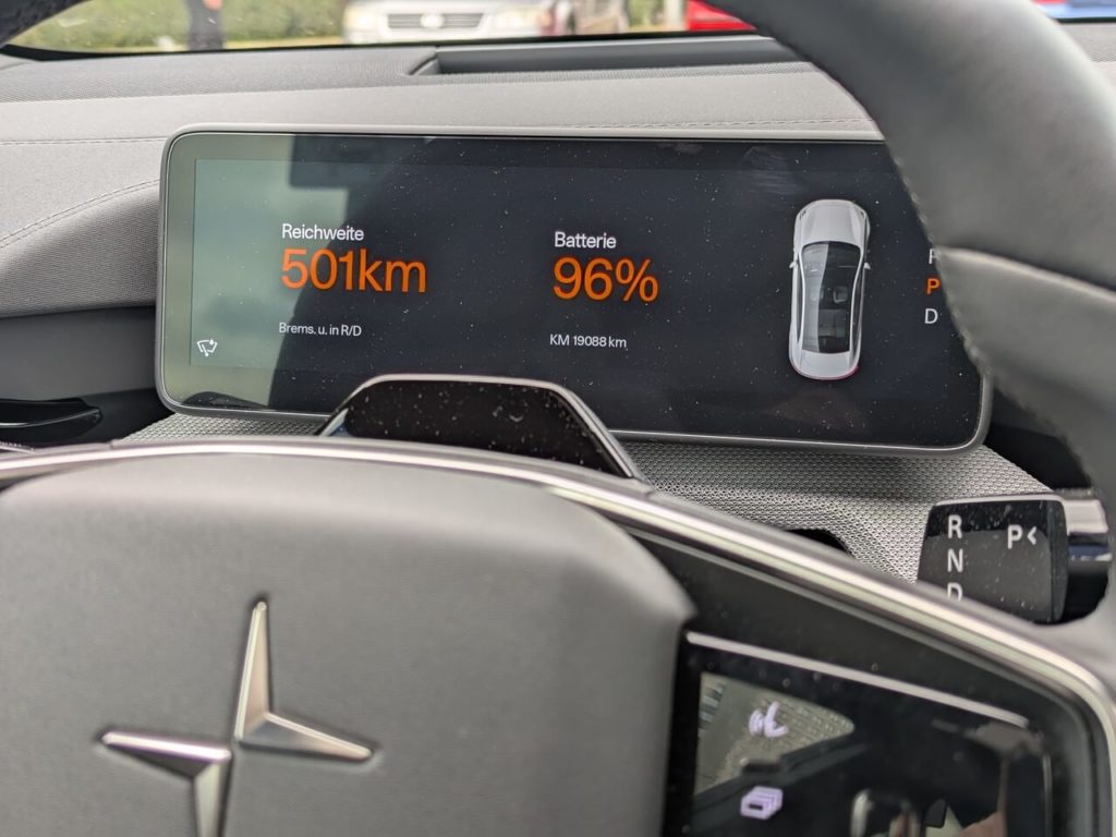 Digitales Kombiinstrument zeigt Batteriestand und Reichweite von über 500 Kilometern an.