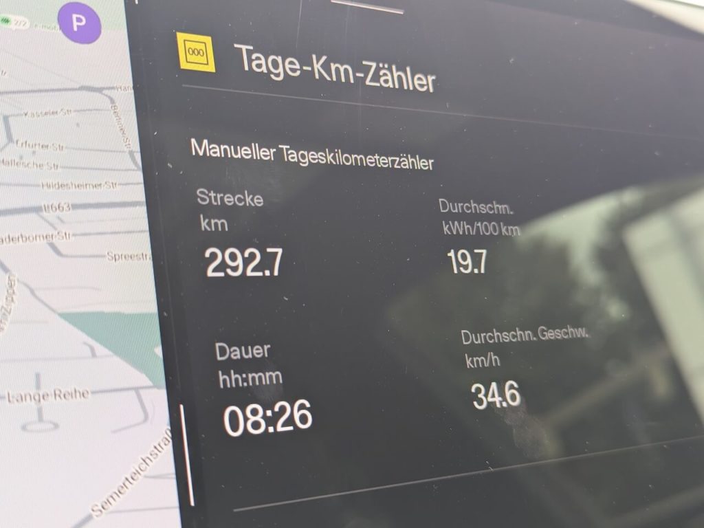 Durchschnittsverbrauch (kWh/100 km) beim Polestar 4 Long Range Dual Motor. Im Test bei sommerlichen Temperaturen lag der Verbrauch laut Bordcomputer bei 19,7 kWh/100 km.