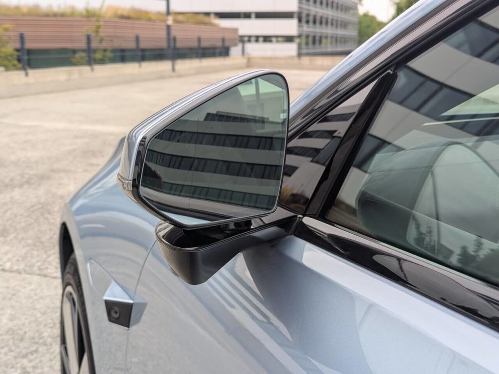 Premium-Design mit rahmenlosen Seitenspiegel beim Polestar 4.