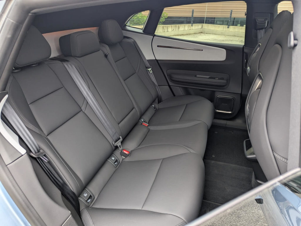 Rücksitzbank "Charcoal Bio-basiertes MicroTech" im Polestar 4.