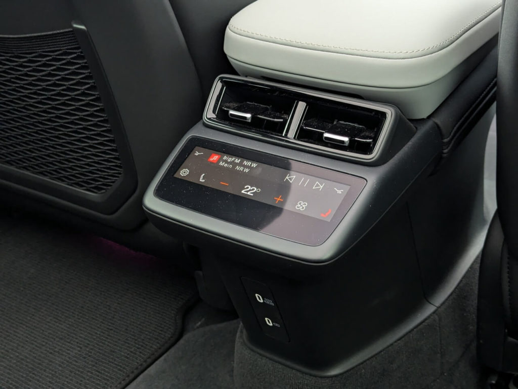 Fond mit eigenem Display. Für die Rücksitzbank können über ein eigenes Display Temperatur, Medien und die Sitzheizung gesteuert werden. Es gibt eigene Lüftungsdüsen und zwei USB-C-Anschlüsse.