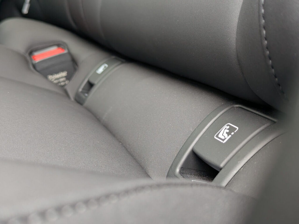 Rücksitzbank mit Isofix-Halterungen, die sich hinter Klappen befinden. Auf den äußeren beiden Plätzen können Kindersitze montiert werden.