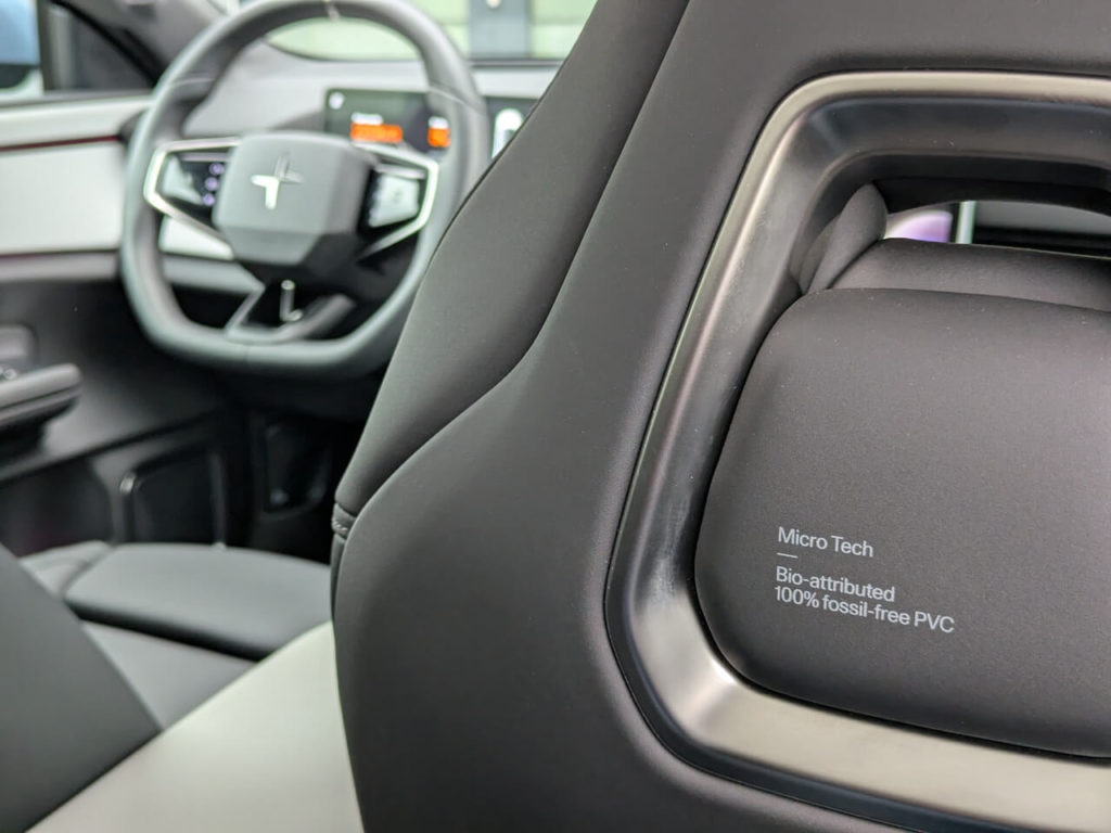 Nachhaltige Materialien werden im Interieur des Polestar 4 verbaut: Charcoal Bio-basiertes MicroTech.