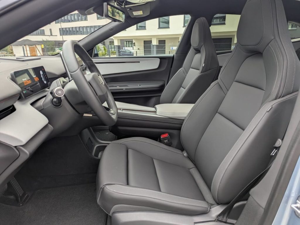 Die vorderen elektrisch verstellbaren Sitze bieten guten Seitenhalt, umfangreiche Anpassungsmöglichkeiten und eine ausziehbare Oberschenkelauflage. Bei den vorderen Sitze kommen Integralsitze zum Einsatz.