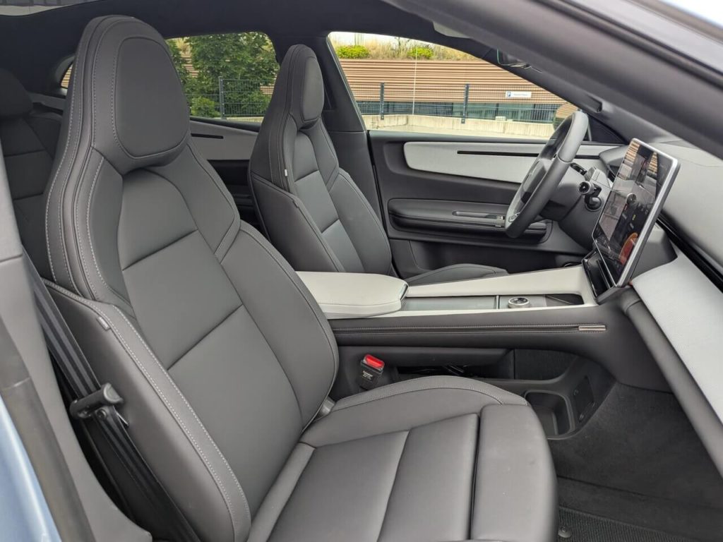 Kunstleder-Polster im Polestar 4: Beifahrersitz in "Charcoal Bio-basiertes MicroTech".