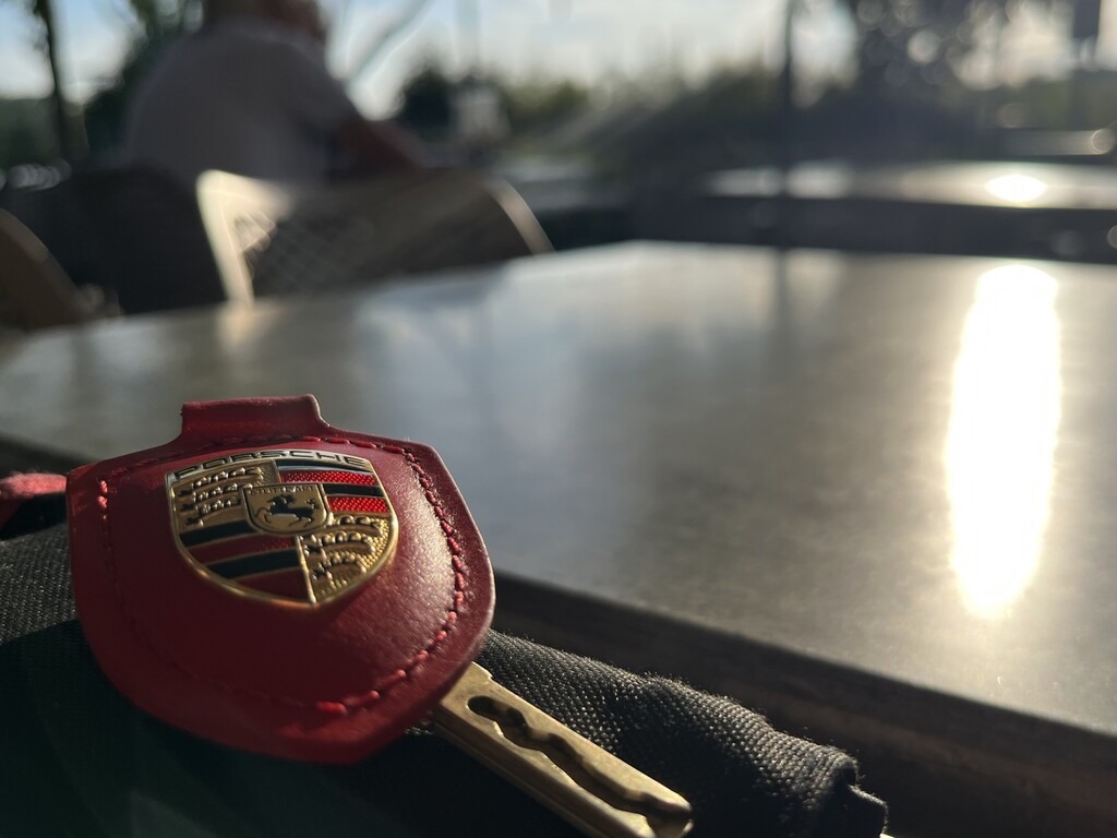 Schlüssel des Porsche 911 996 Turbo im Sonnenuntergang