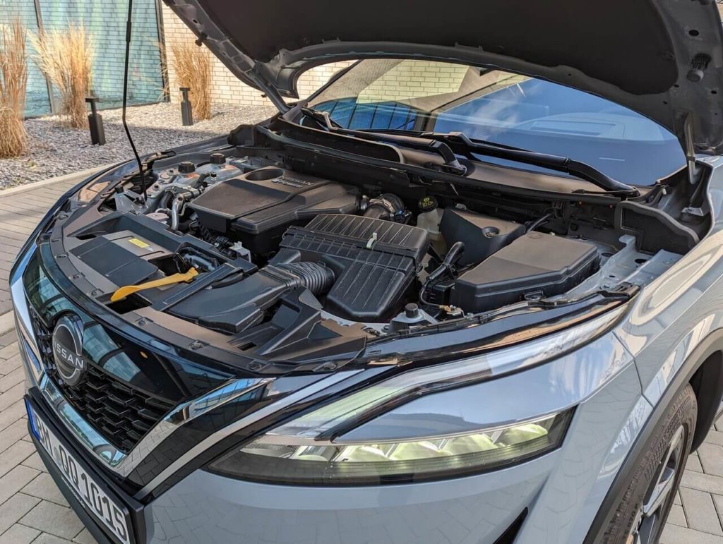 e-Power Hybridantrieb, Motorraum mit Benzinmotor und Elektromotor
