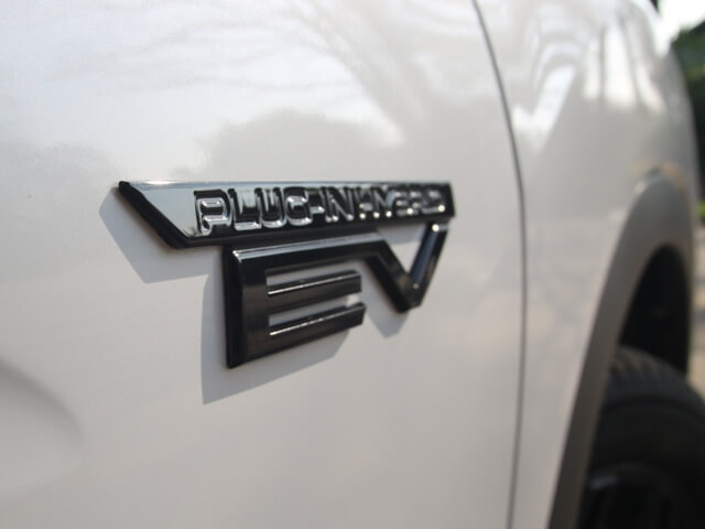 Emblem für Tür "PLUG-IN-HYBRID EV" in schwarz