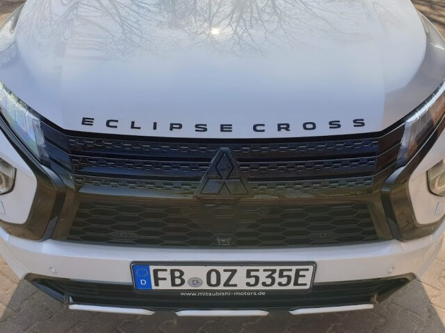 Eclipse Cross Schriftzug auf Motorhaube in schwarz