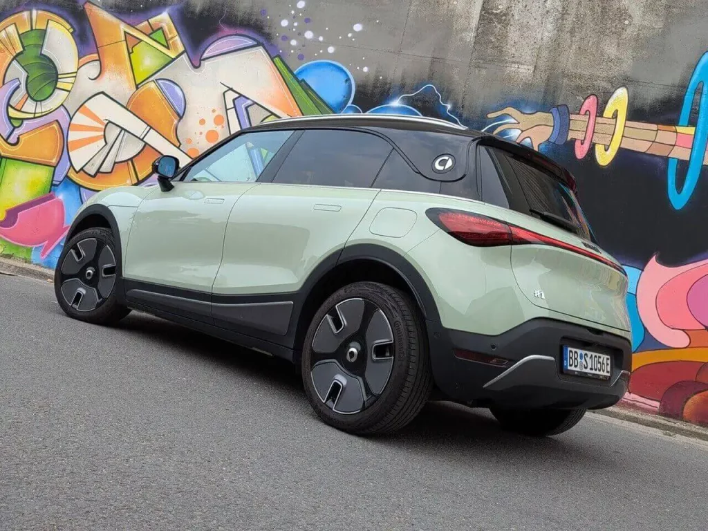 Smart #1 "Premium" (MY 2024) in der Bi-Color-Lackierung "Future Green Metallic"