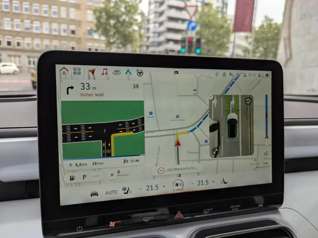 Smart #1 Navigationshinweise beim Abbiegen (Ampeln) und Bird-View Kameraeinblendung