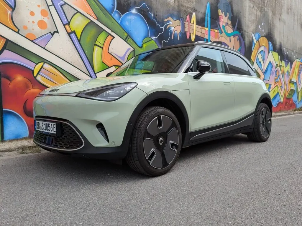 Smart in Future Green Metallic mit schwarzem Dach "Dark Matter"