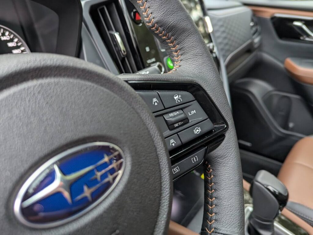 EyeSight-Fahrerassistenzsystem mit adaptiver Geschwindigkeitsregelanlage, Spurhalteassistent. Steuerung über Multifunktionstasten am Lenkrad.