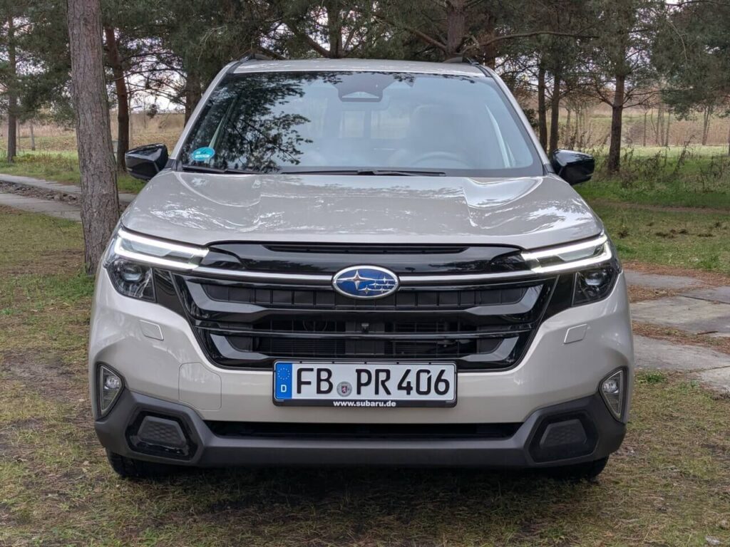 Frontansicht: Matrix-LED-Scheinwerfer und LED-Tagfahrleuchten beim Subaru Forester 2025.