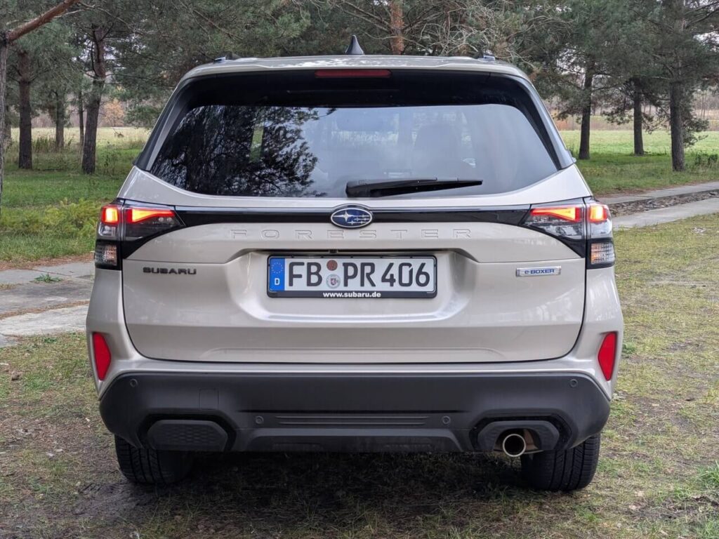 Heckansicht Subaru Forester (Typ SL) mit LED-Rückleuchten. Sichtbares Auspuff-Endrohr rechts.