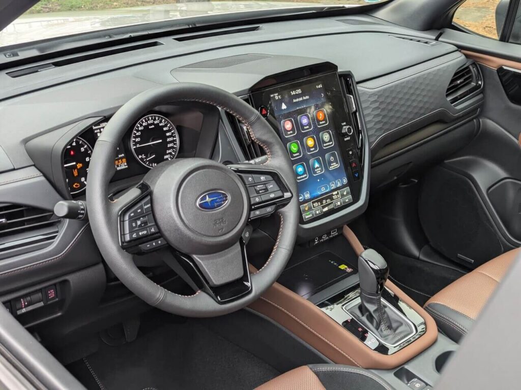 Subaru Forester 2025 Innenraum: 11,6 Zoll Zentraldisplay im Hochformat mit Android Auto und Apple CarPlay kabellos.