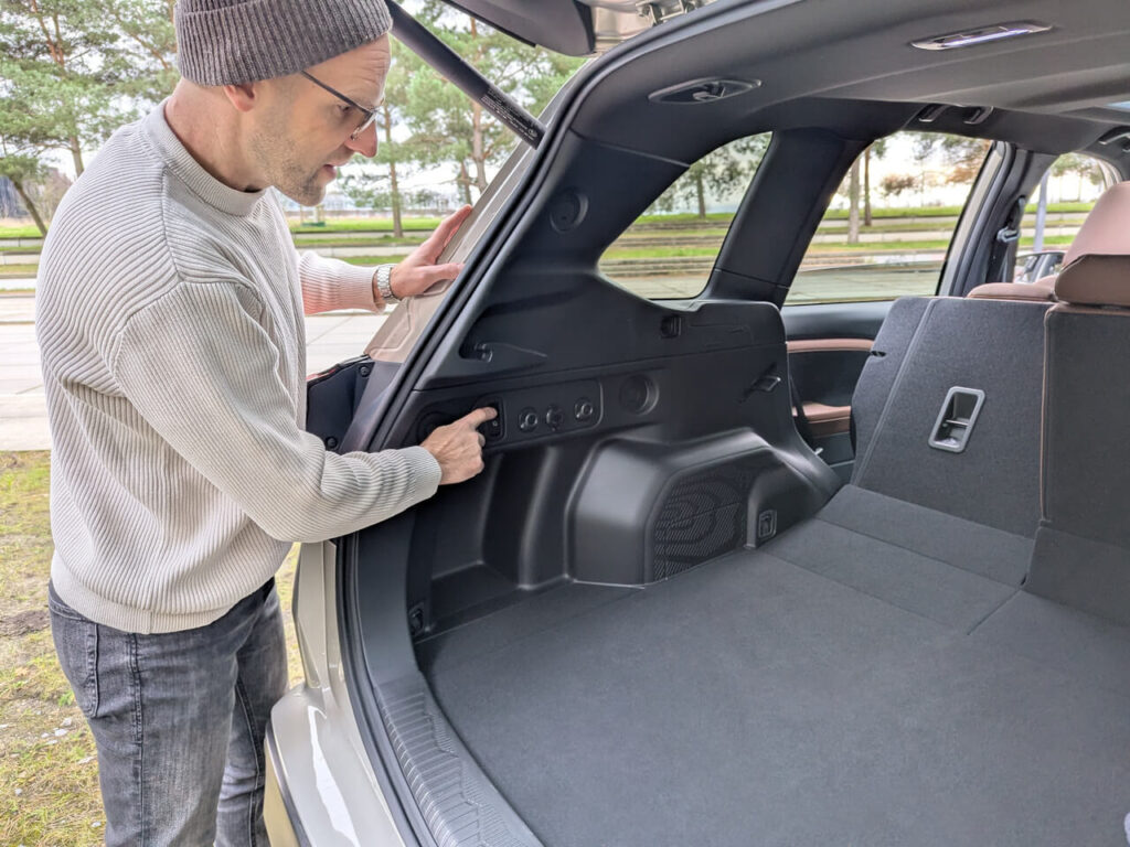 Fernentriegelung zum Umlegen der geteilten Rücksitzbank. Kofferraumvolumen maximal 1679 Liter Fassungsvermögen.