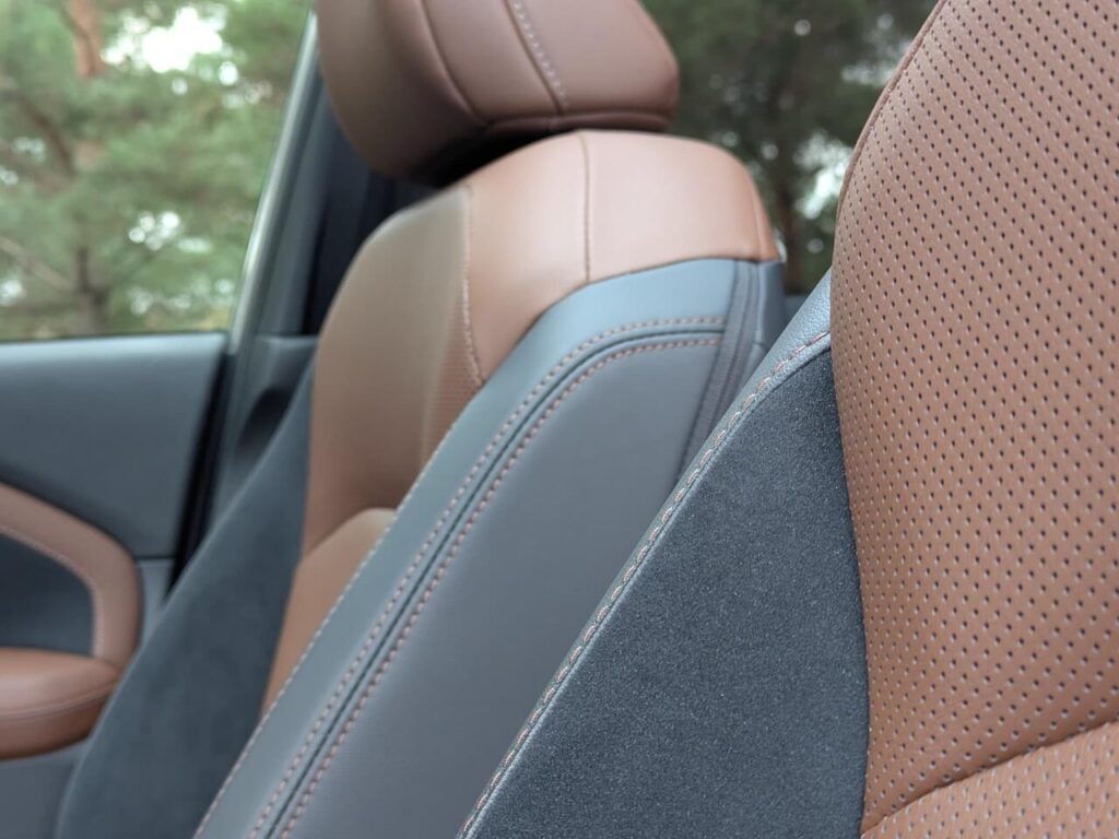 perforierte Ledersitze (braun-Schwarz) mit Microfaser und Kontrastnähten in der Top-Version "Platinium".