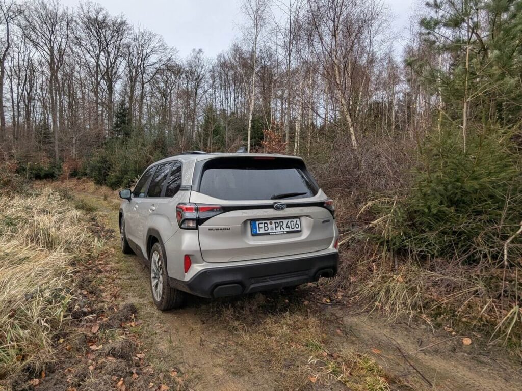 Geländetauglicher SUV mit Allradantrieb: Subaru Forester 2026 im Test. Ideal für Förster und Landwirte. Symmetrical AWD