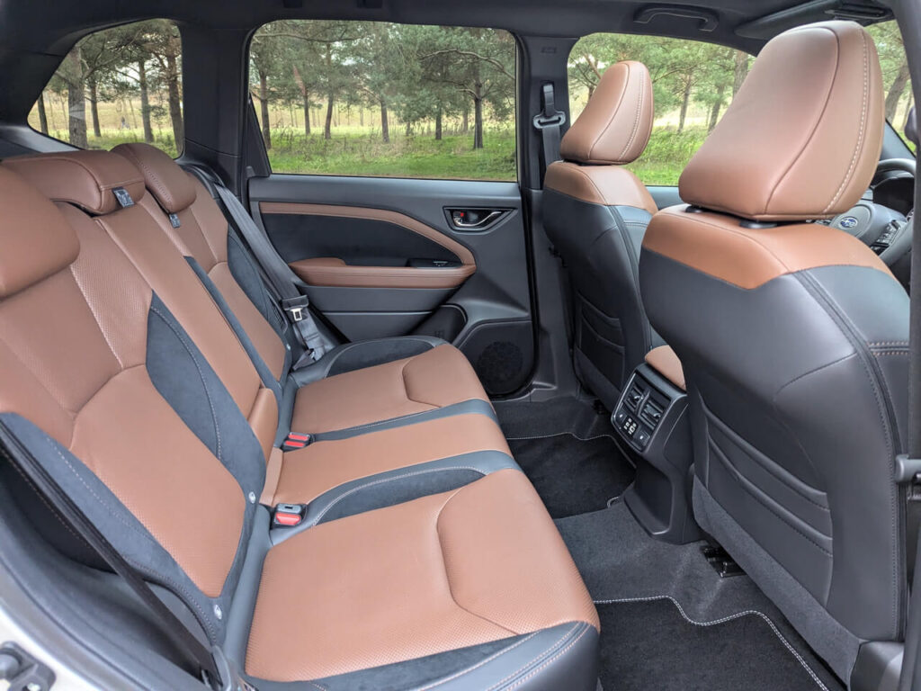 Rücksitz im Subaru Forester (2026) mit schwarz-braunen Lederpolstern.