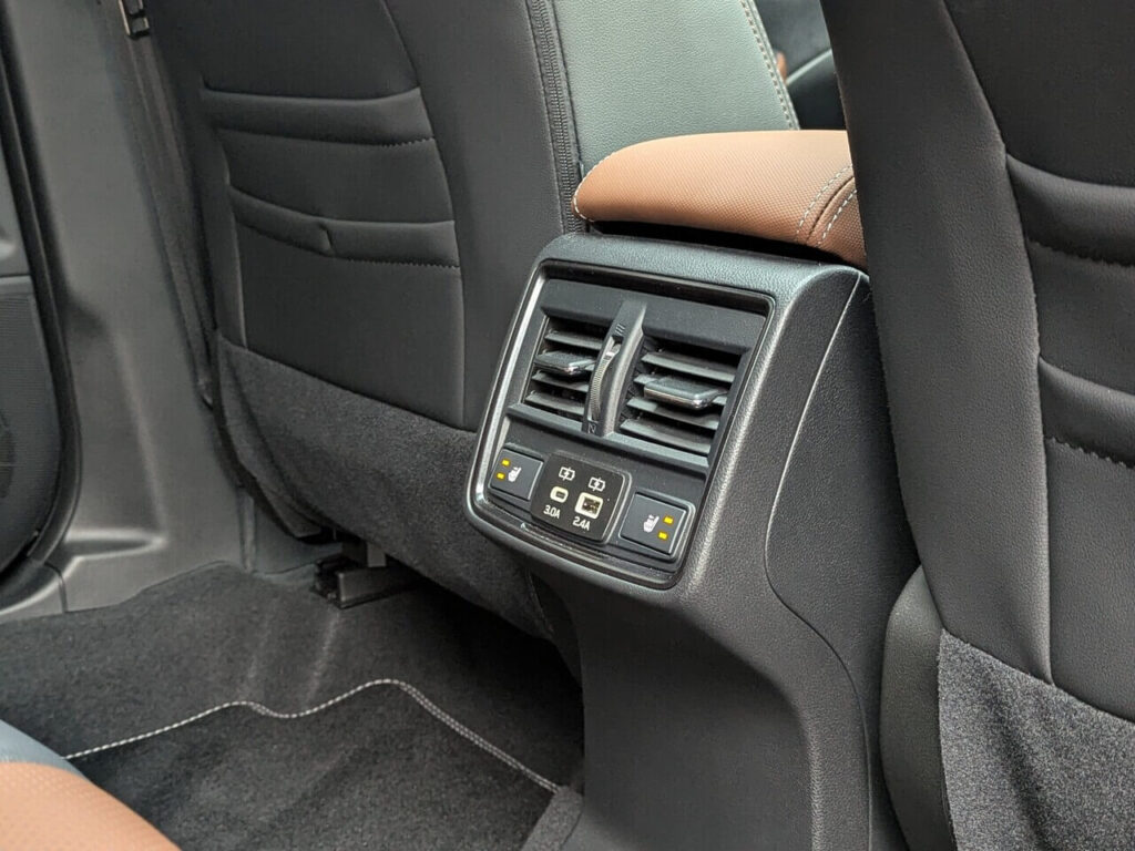 Rücksitzbank mit Luftausströmer, 2-tufige Sitzheizung für die äußeren Plätze und 2x USB (USB-Typ-C, USB-Typ-A). In den Rückenlehnen der vorderen Sitze gibt es Ablagetaschen.