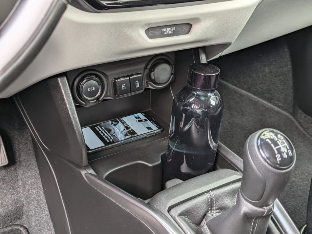 Verschiedene USB-Anschlüsse in der Mittelkonsole des neuen Suzuki Swift und Ablagemöglichkeiten und Cupholder.