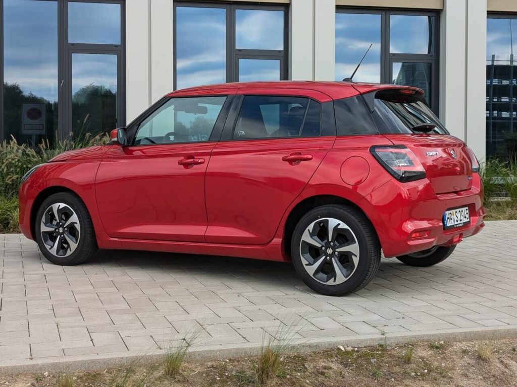 Suzuki Swift Comfort+ (2024) mit 16 Zoll Alurfelgen und Lackierung "Burning Red Pearl Metallic"