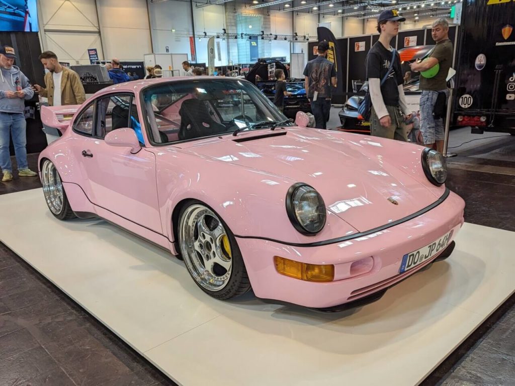 Porsche 964 von JP Performance in Rosa auf der Techno Classica Essen 2024