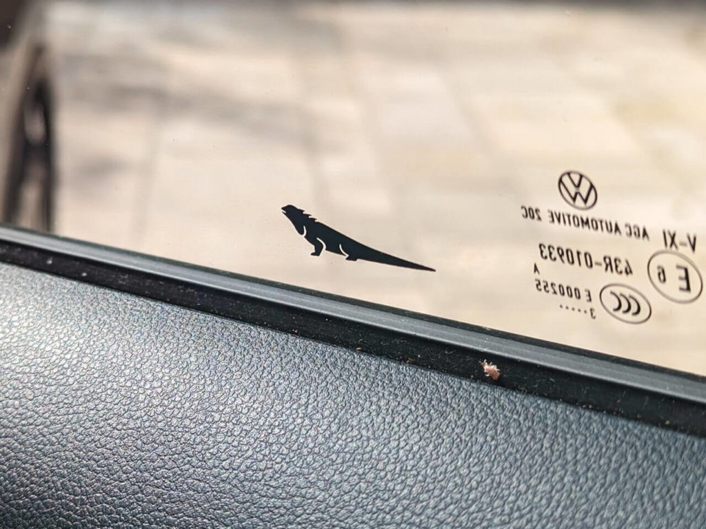 Autoglas mit Eastereggs im VW Tigaun III: Motiv Leguan auf der Beifahrerseite hinten