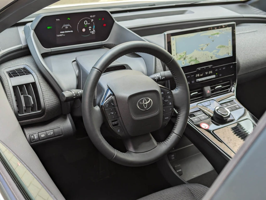 Cockpit im Toyota bZ4X mit kleinem Lenkrad und weit nach hinten gesetzten Digitaltacho (digitales Kombiinstrument)