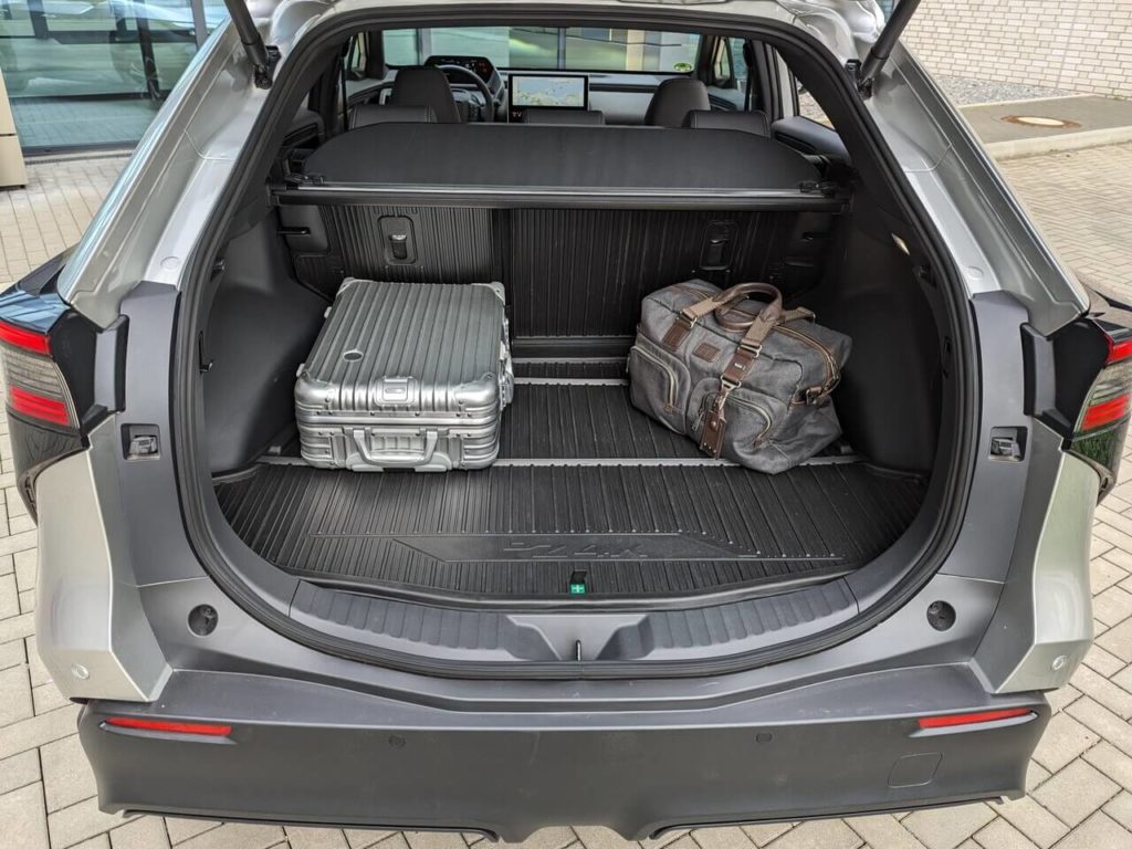 Toyota bZ4X mit einem Kofferraumvolumen von 452 Litern und großer Kofferraumklappe zum leichten Beladen