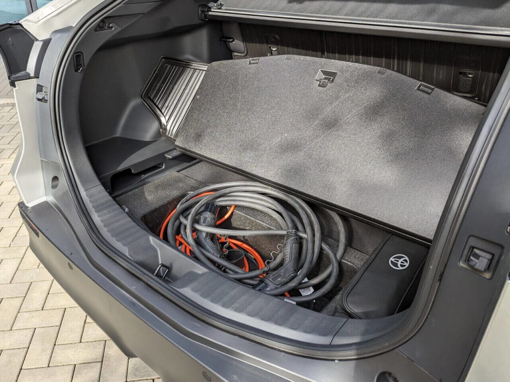 Kofferraum mit variablen Ladeboden und Platz für Ladekabel (kein Frunk im Toyota bZ4X)