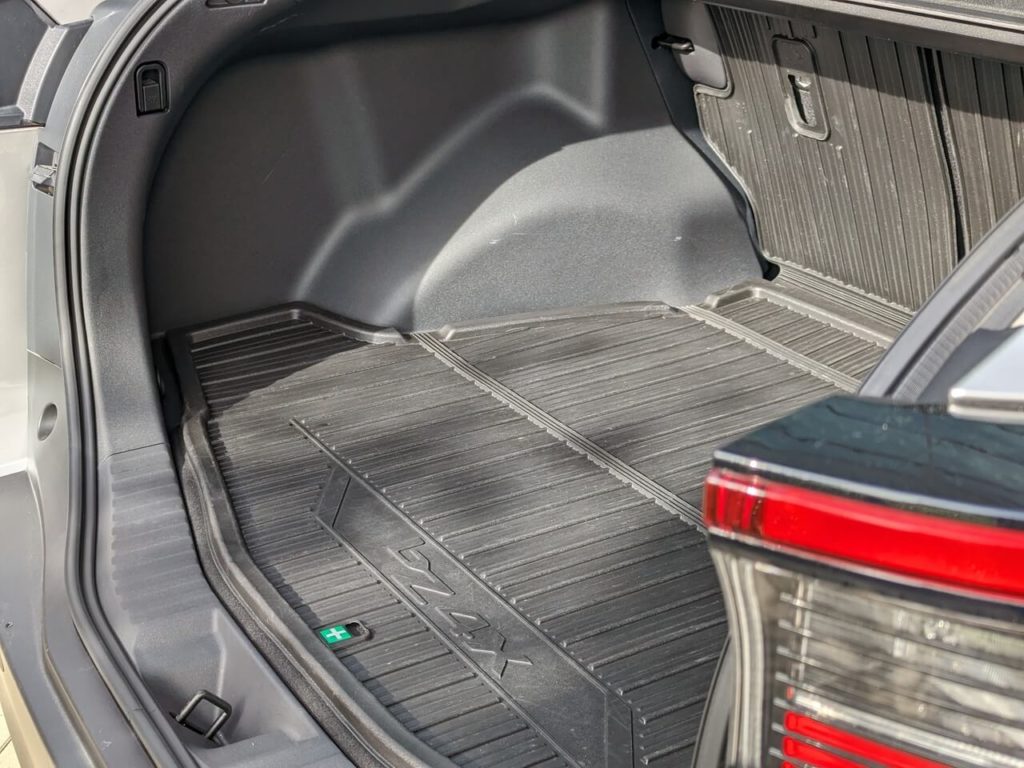 Toyota Original-Zubehör: passgenaue Kofferraummatten aus Gummi für den bZ4X