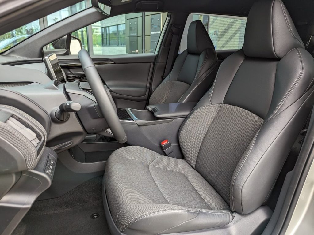 Teilledersitze: elektrisch einstellbarer Fahrersitz mit Seitenhalt und dreistufiger Sitzheizung