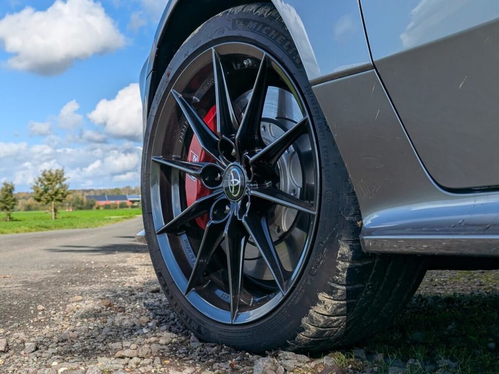 geschmiedete BBS Felgen in 18 Zoll (10-Speichen), rote Bremssätter (4-Kolben-Sportbremsanlage mit geschlitzten 365 mm Bremsscheiben) Toyota GR Yaris (2024/2025)