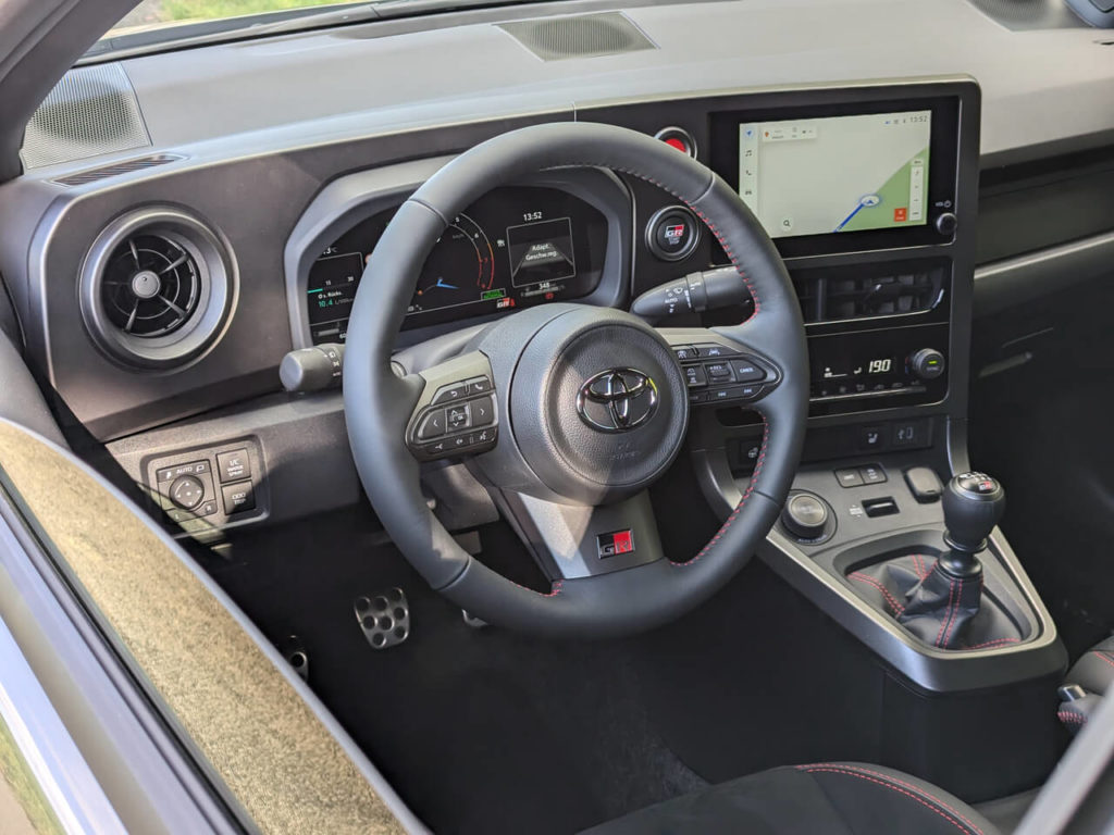 Fahrerorientiertes Cockpit im neuen GR Yaris (MY 2024/2025)