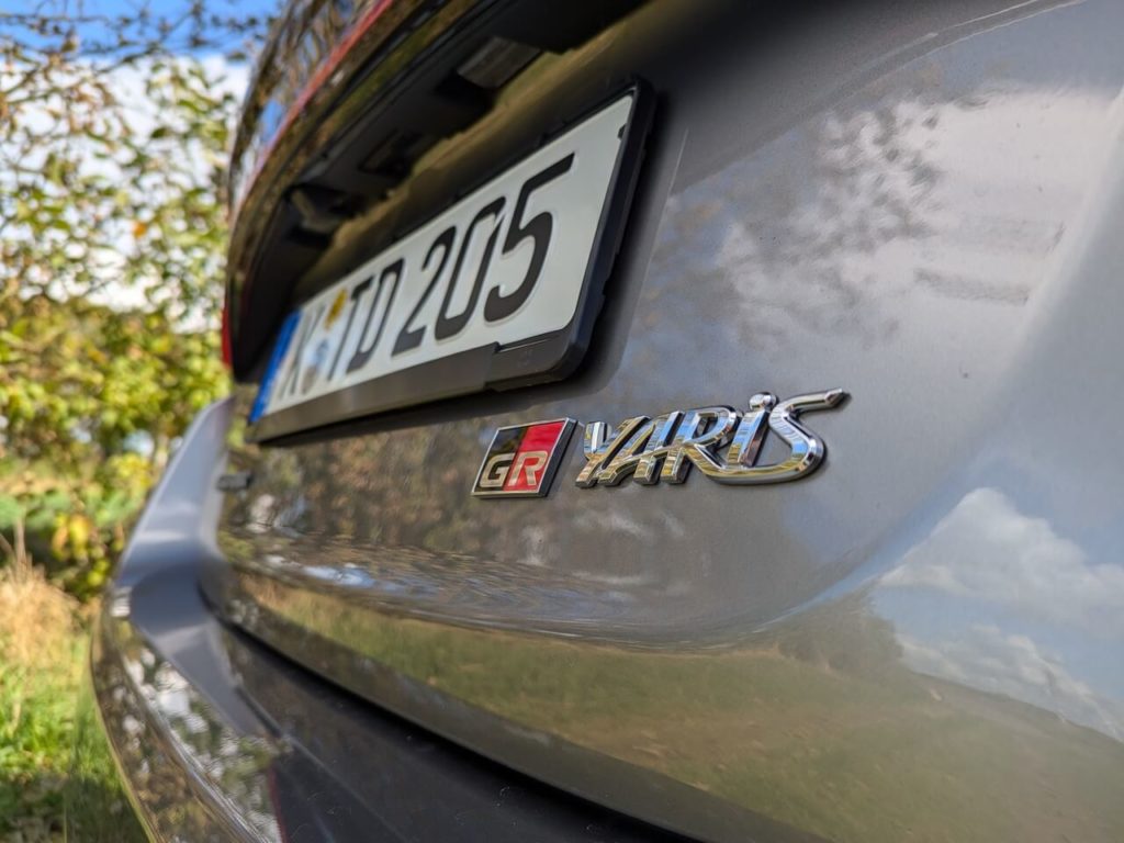 GR Yaris Emblem auf der Heckklappe