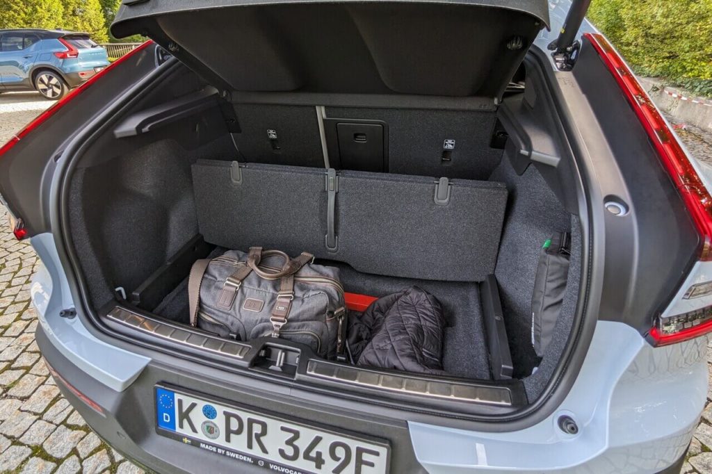 Variabler Kofferraum: Klappbarer Ladeboden mit Befestigungshaken für Taschen