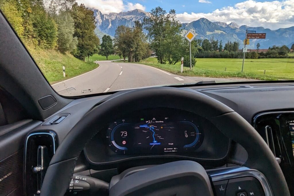 digitales Kombiinstrument mit Google Navigationsanzeige im 2024er Volvo C40
