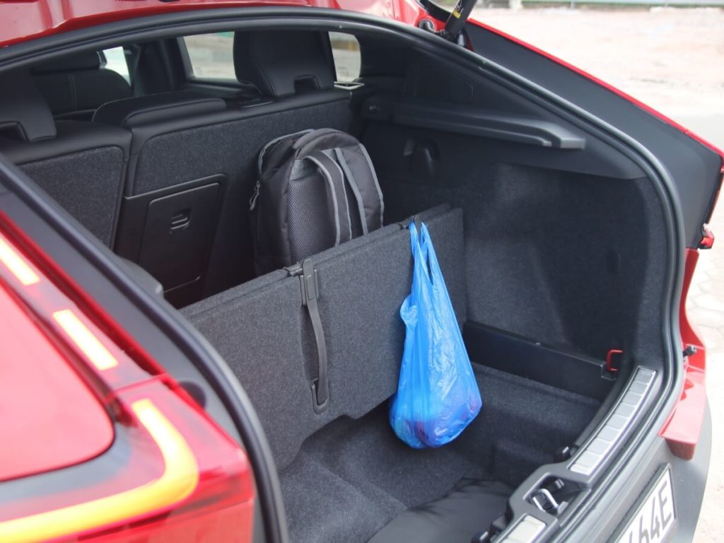 Kofferraum mit praktischer Laderaumtrennung und Gepäckhaken