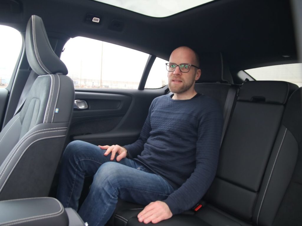Rücksitzbank im Volvo C40 mit guter Kopf- und Beinfreiheit