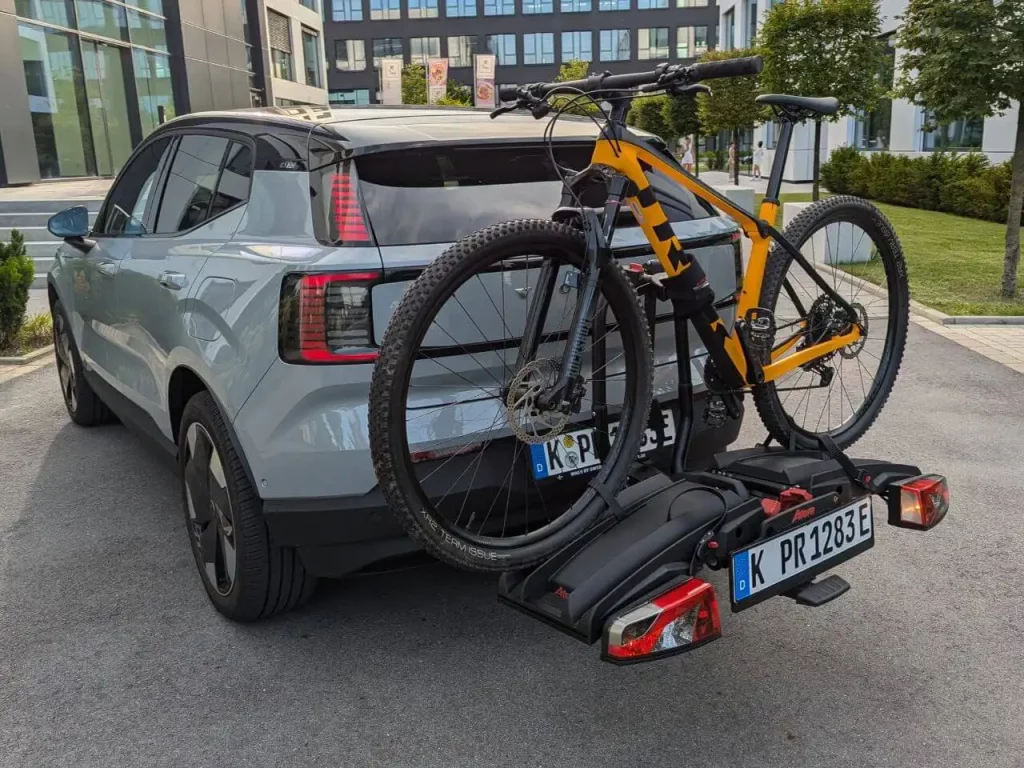 Volvo mit Fahrradträger "Atera Genio Pro Advanced" mit Trek Mountainbike 28 Zoll