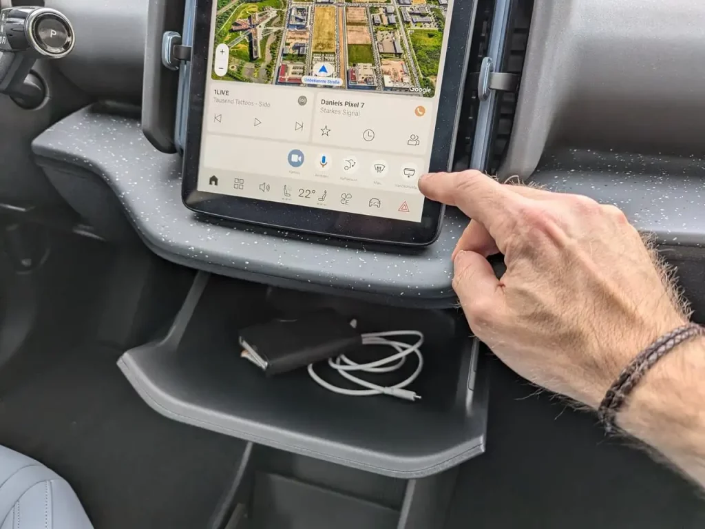 Handschuhfach im Volvo EX30 (befindet sich mittig unter Touchscreen) lässt sich über den Touchscreen öffenen