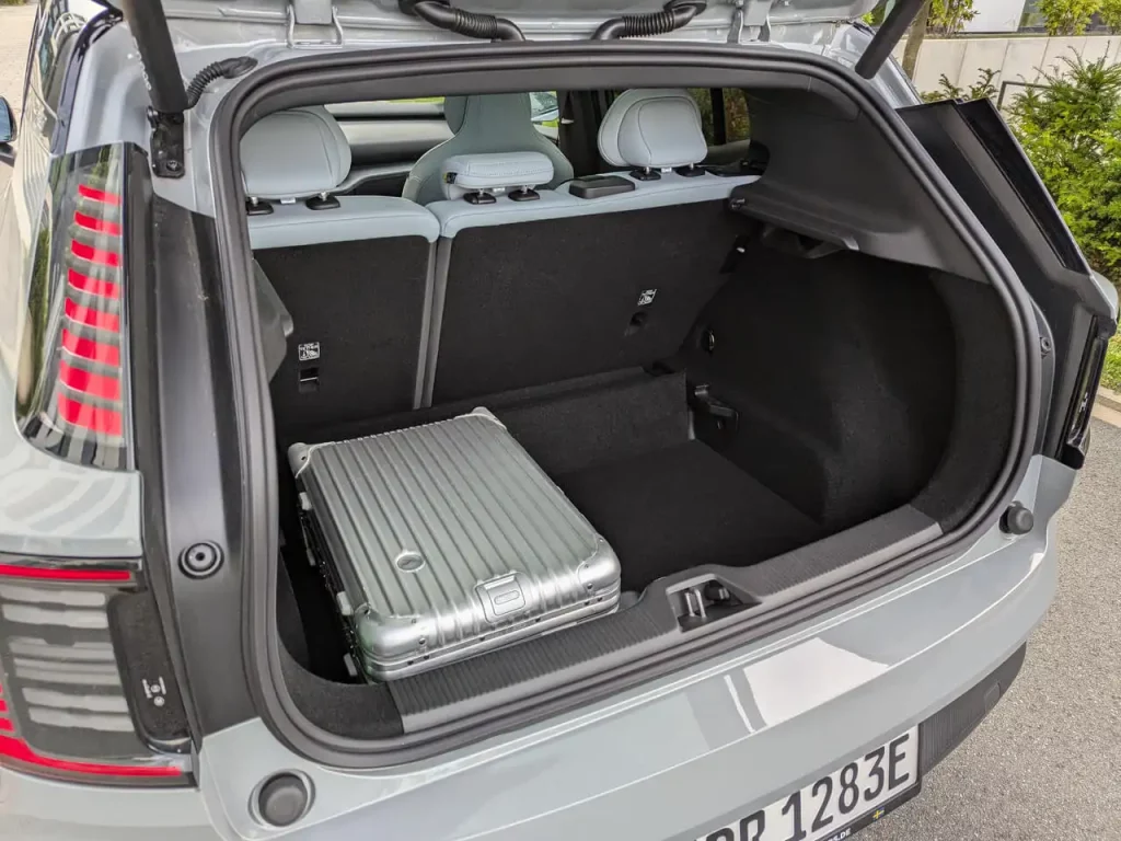 Gepäckraum im Volvo EX30 mit einem Fassungsvermögen von 318 Liter (Koffer: Rimowa Salsa Bordtrolley)