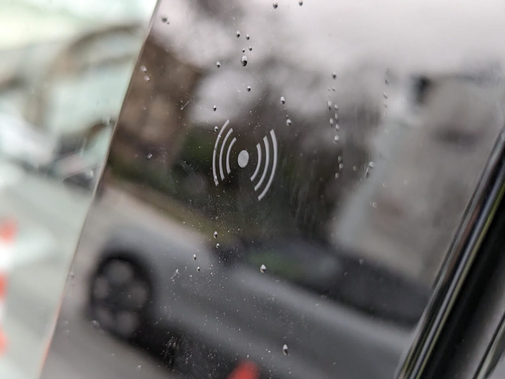 Volvo EX30 mit NFC-Feld an der B-Säule für den Digital-Key zum Öffnen mit dem Smartphone
