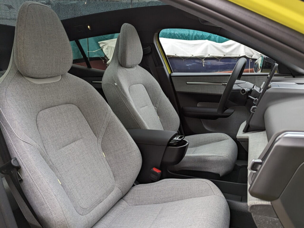 Sitze im Volvo EX30 mit Innenraumdesign Misty (Tailored Wool), R220