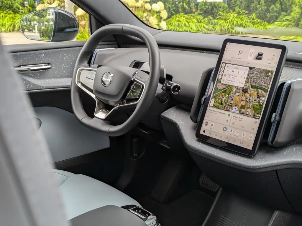 Cockpit im Volvo EX30 mit 12,3 Zoll Touchscreen. Interieur: "Pixel Knit & Nordico"