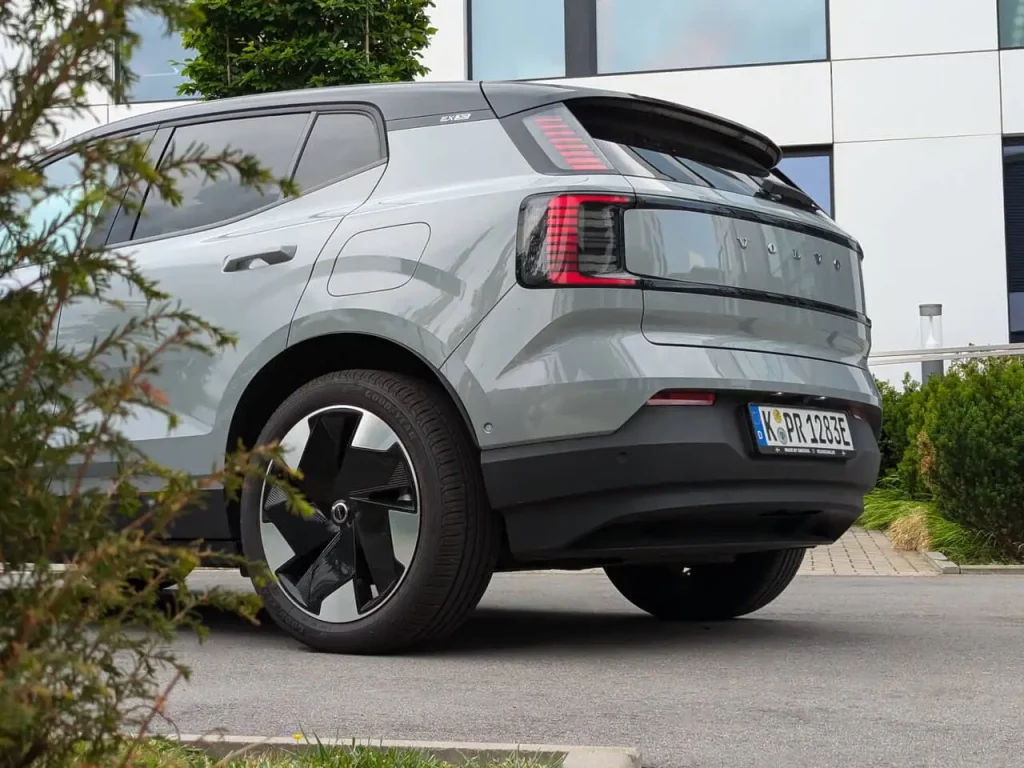 Volvo EX30 in Vapour Grey mit schwarzem Dach und 19 Zoll Leichtmetallräder